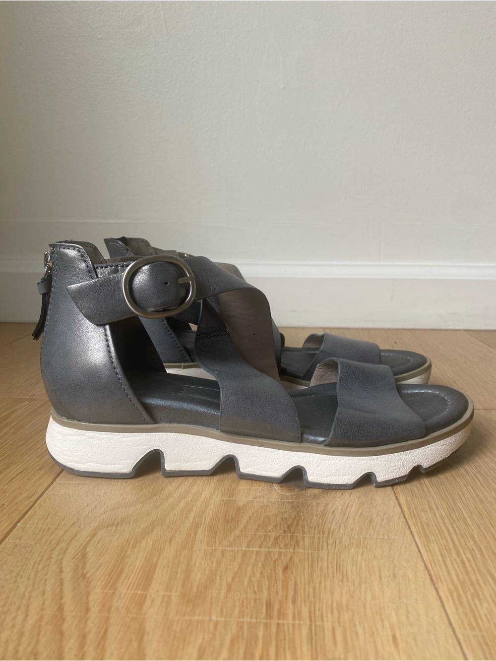 Söfft Mackenna sandals Size 7.5M Smooth metallic leather with crisscrossed strap